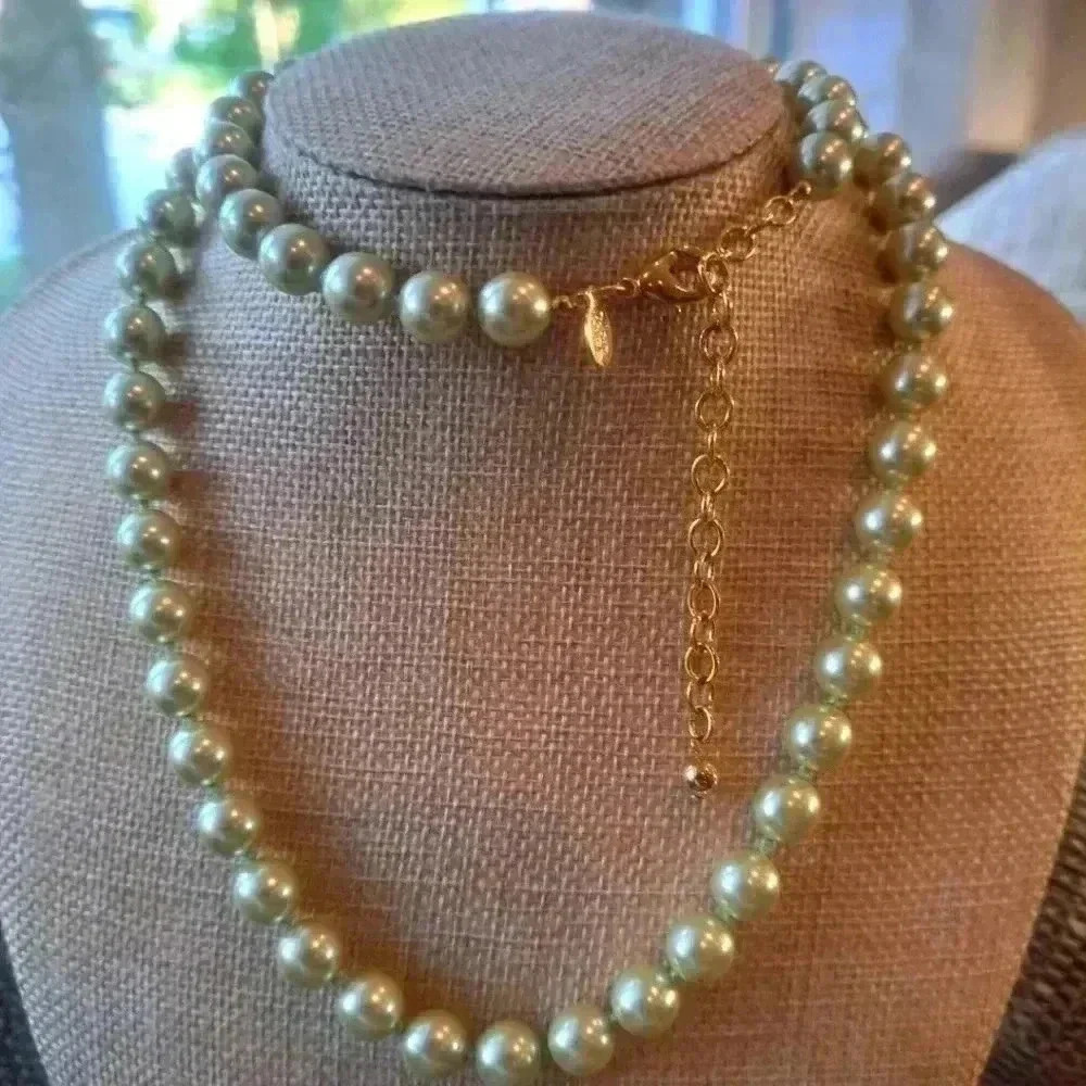 JOAN RIVERS Vintage hand knotted pale green peal necklace